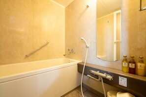 Separate tub and shower, free toiletries, hair dryer, slippers - Hiroshima City Bunka Koryu Kaikan (Hiroshima)