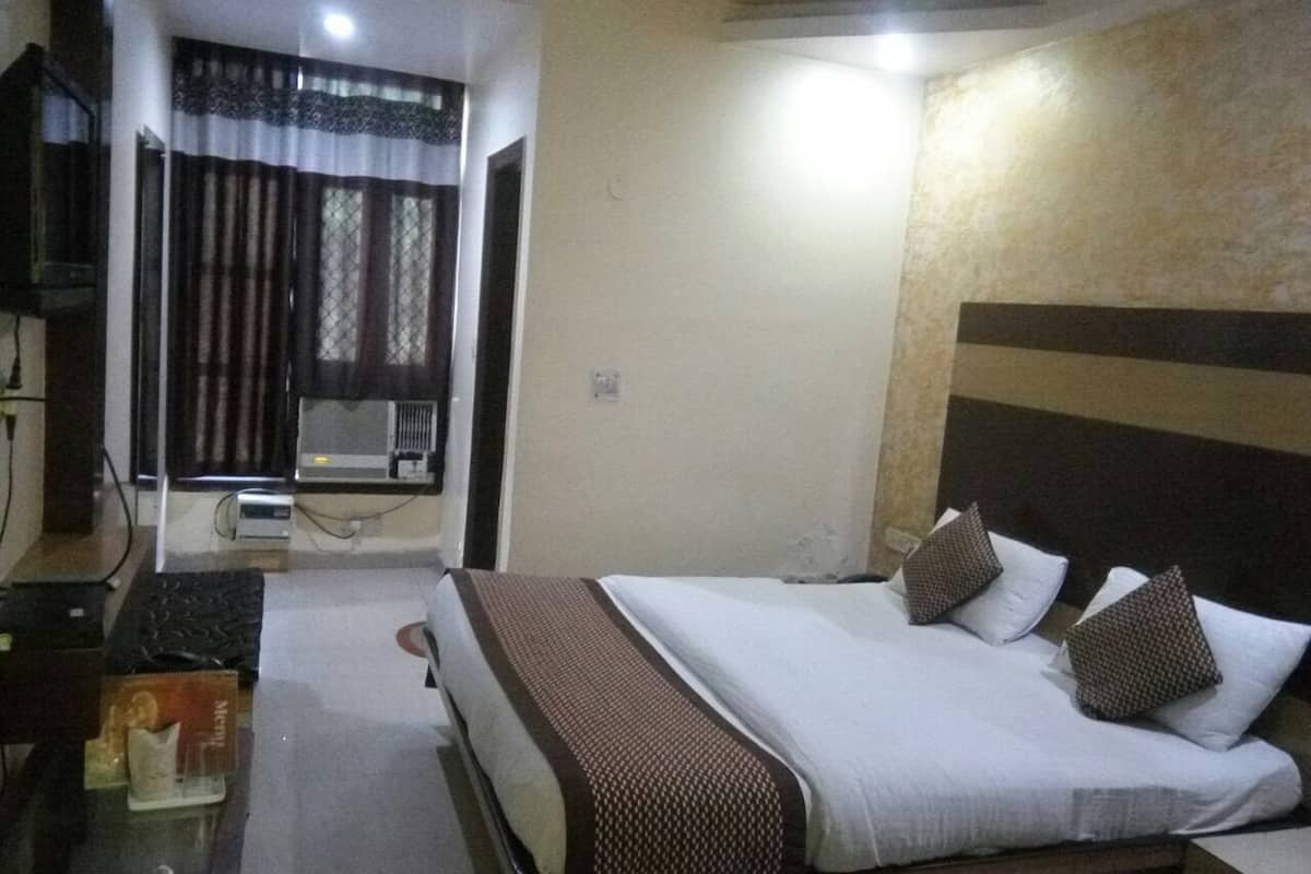 Standard Double Room, 1 Double Bed | Desk, iron/ironing board, rollaway beds, free WiFi