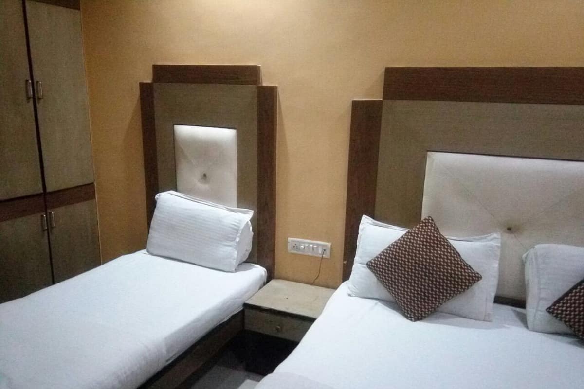 Deluxe Quadruple Room, 2 Double Beds | Desk, iron/ironing board, rollaway beds, free WiFi