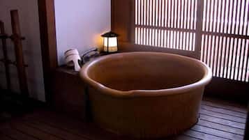 Deep soaking bathtub