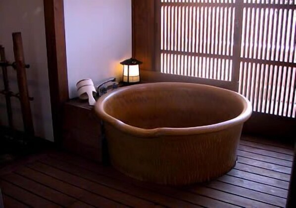 Deep soaking bathtub