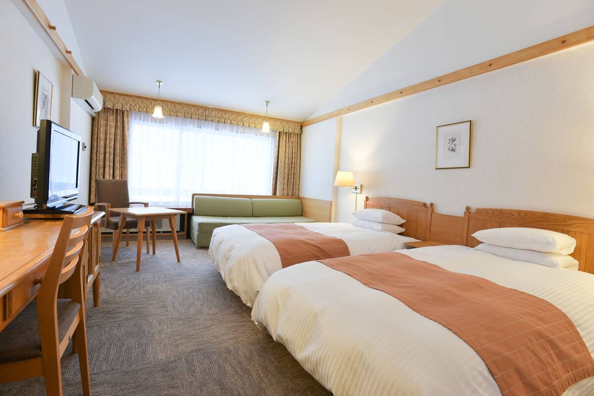 deluxe twin room | 1 bedroom, in-room safe, desk, iron/ironing board