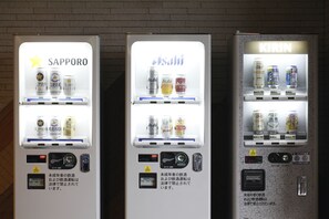 Three vending machines with different brands and drink options. - Hotel Edel Warme (Furano)