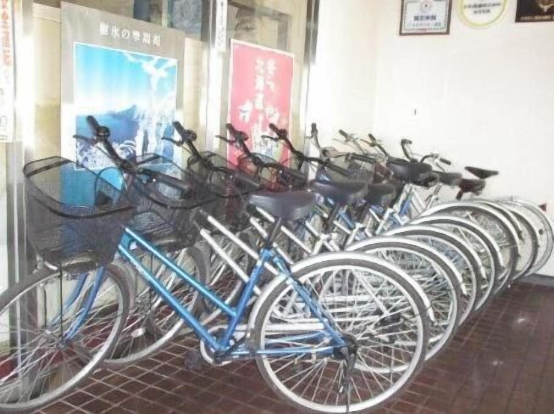 Varias bicicletas estacionadas en un aparcamiento.