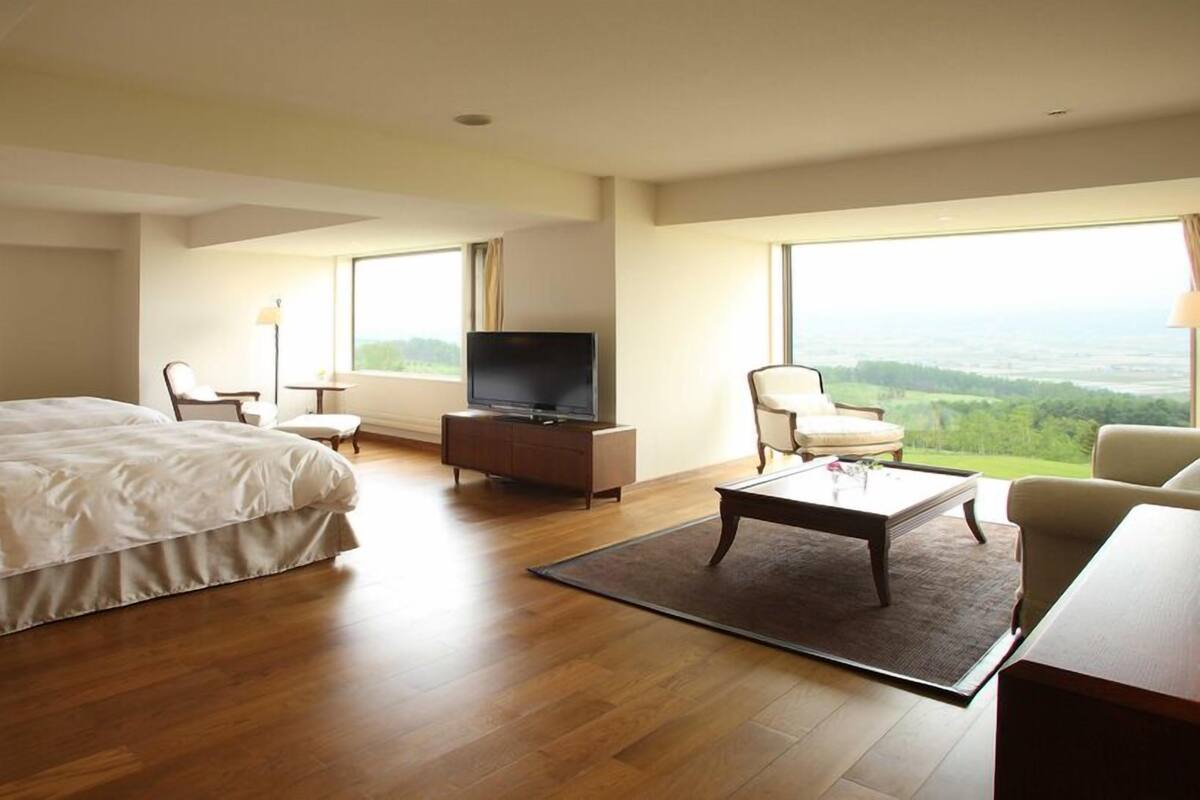 Premium bedding, in-room safe, blackout curtains