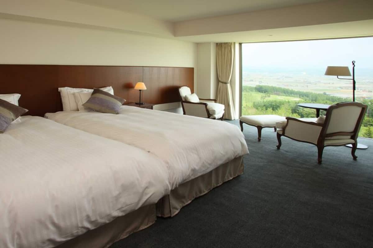 Premium bedding, in-room safe, blackout curtains