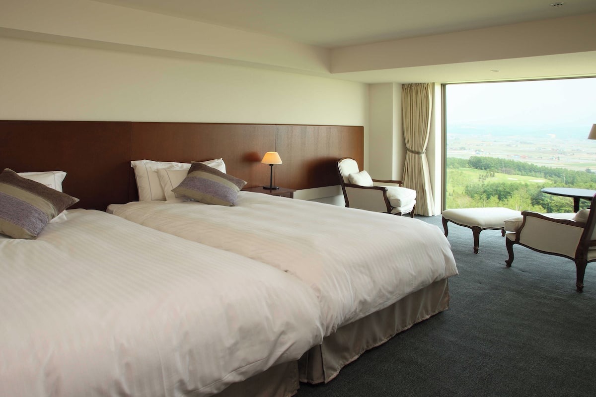 Standard Twin Room, Non Smoking, Mountain View | Premium bedding, in-room safe, blackout curtains, iron/ironing board