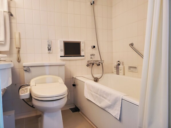 Un baño moderno con inodoro, ducha y bañera.