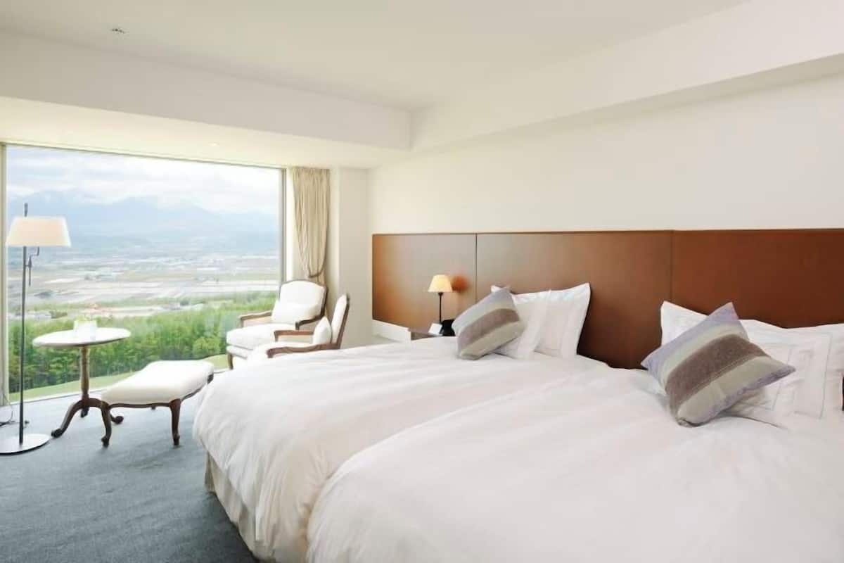 Premium bedding, in-room safe, blackout curtains