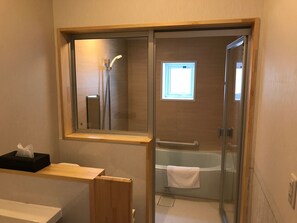 Luxe cottage, 4 slaapkamers | Badkamer | Een aparte badkuip en douche, een diep bad, gratis toiletartikelen