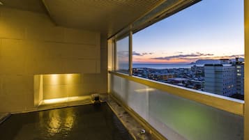 套房 (with Hot Spring Bath) | 浴室 | 淋浴設備、免費梳洗用品、風筒、拖鞋