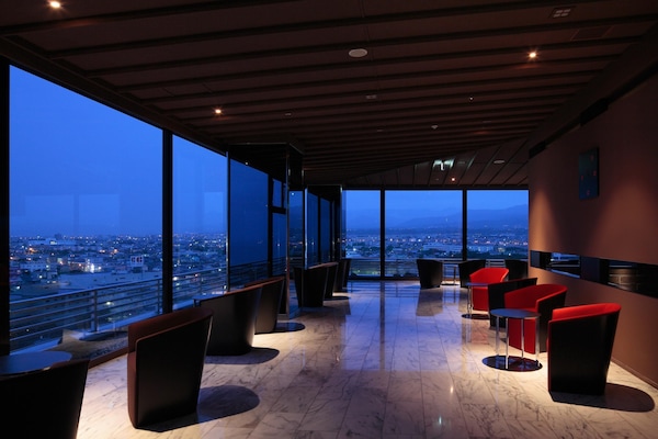 2 bars/lounges