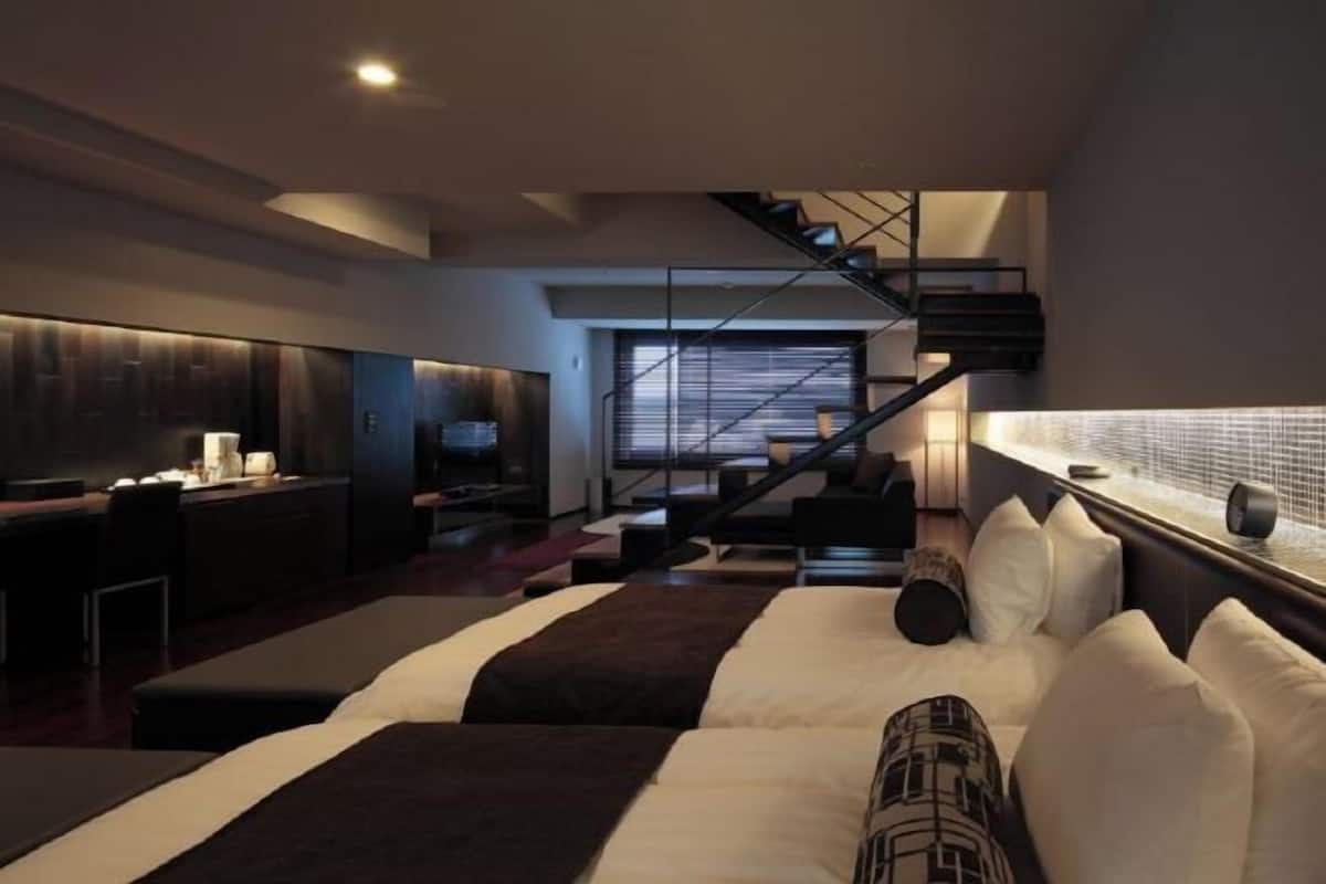 Premium bedding, in-room safe, desk, blackout drapes