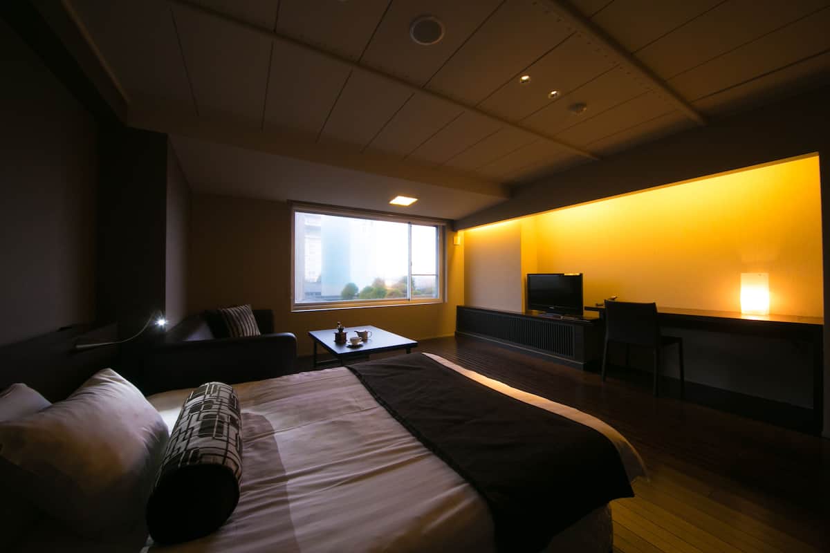 Premium bedding, in-room safe, desk, blackout curtains