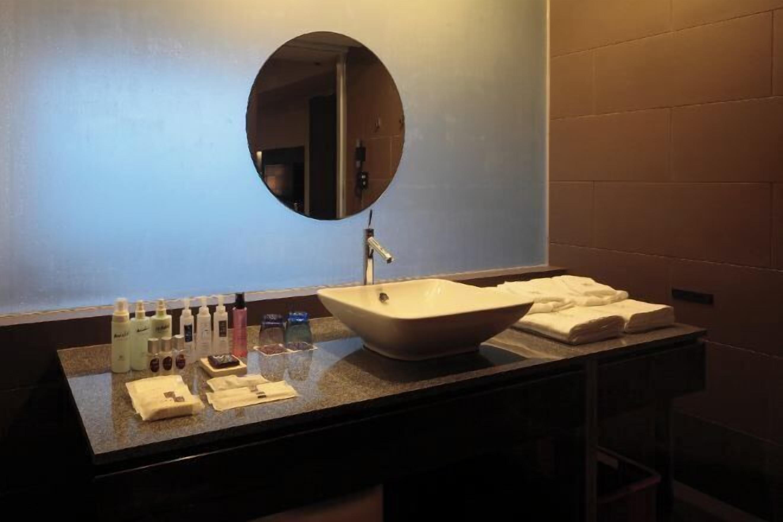 Douche, articles de toilette gratuits, sèche-cheveux, chaussons