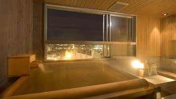 Suite Tradition, non-fumeurs (Japanese Modern with Hot Spring Bath) | Salle de bain | Douche, articles de toilette gratuits, sèche-cheveux, chaussons