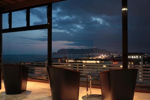 2 bars/lounges