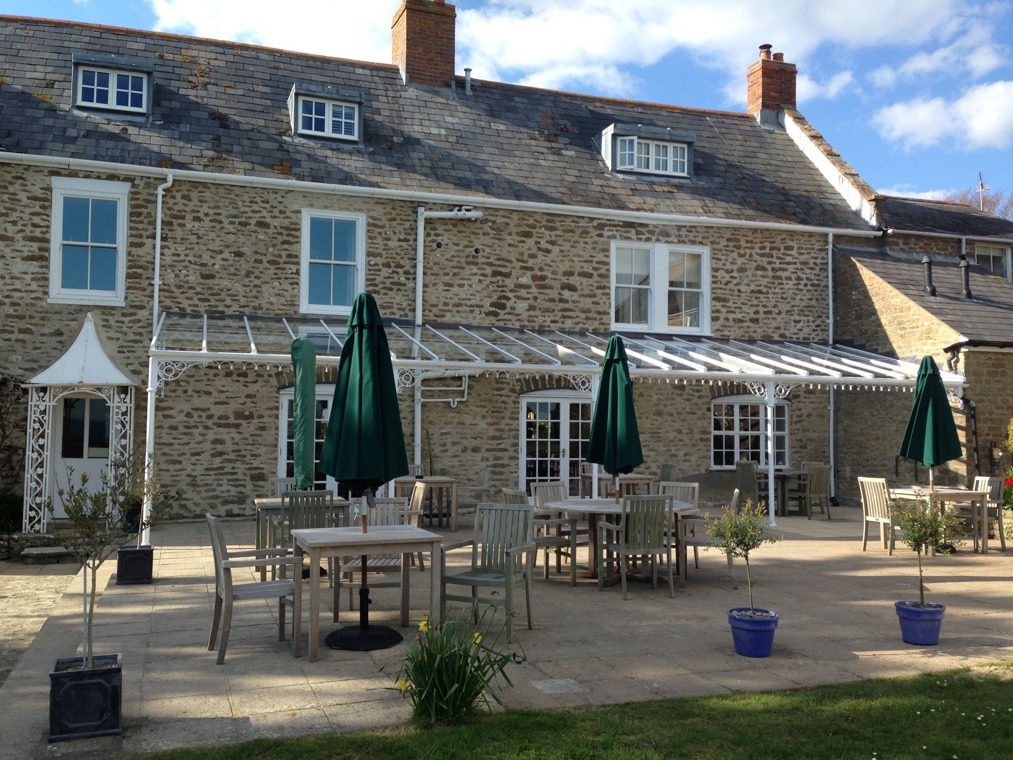 breakfast, lunch served; local and international cuisine, sea views