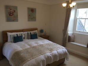 Habitación doble superior | Tabla de planchar con plancha, wifi gratis y ropa de cama 