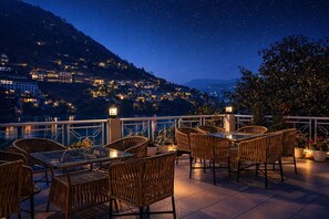 International cuisine - Hotel Neelesh Inn - A Luxury Lake View Hotel (20 kms from Nainital) (Nainital)