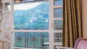 Lake Facing Non AC Deluxe Room on First Floor | 湖景