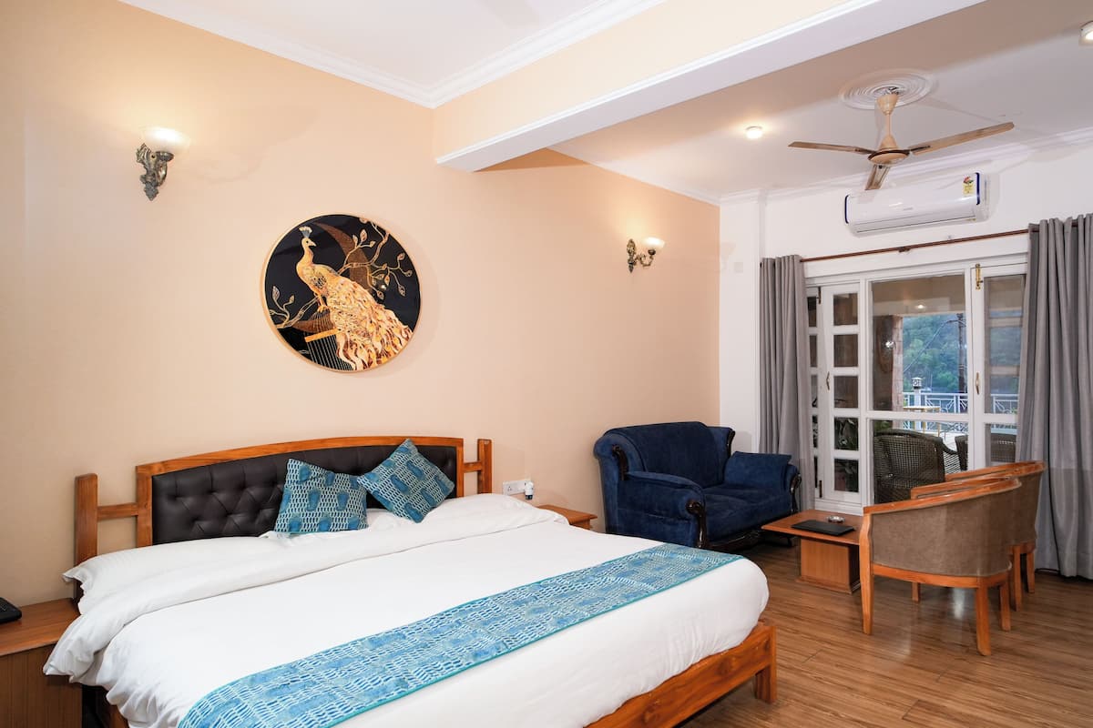 Lake Facing Non AC Deluxe Room on Ground floor | Ropa de cama de alta calidad y escritorio