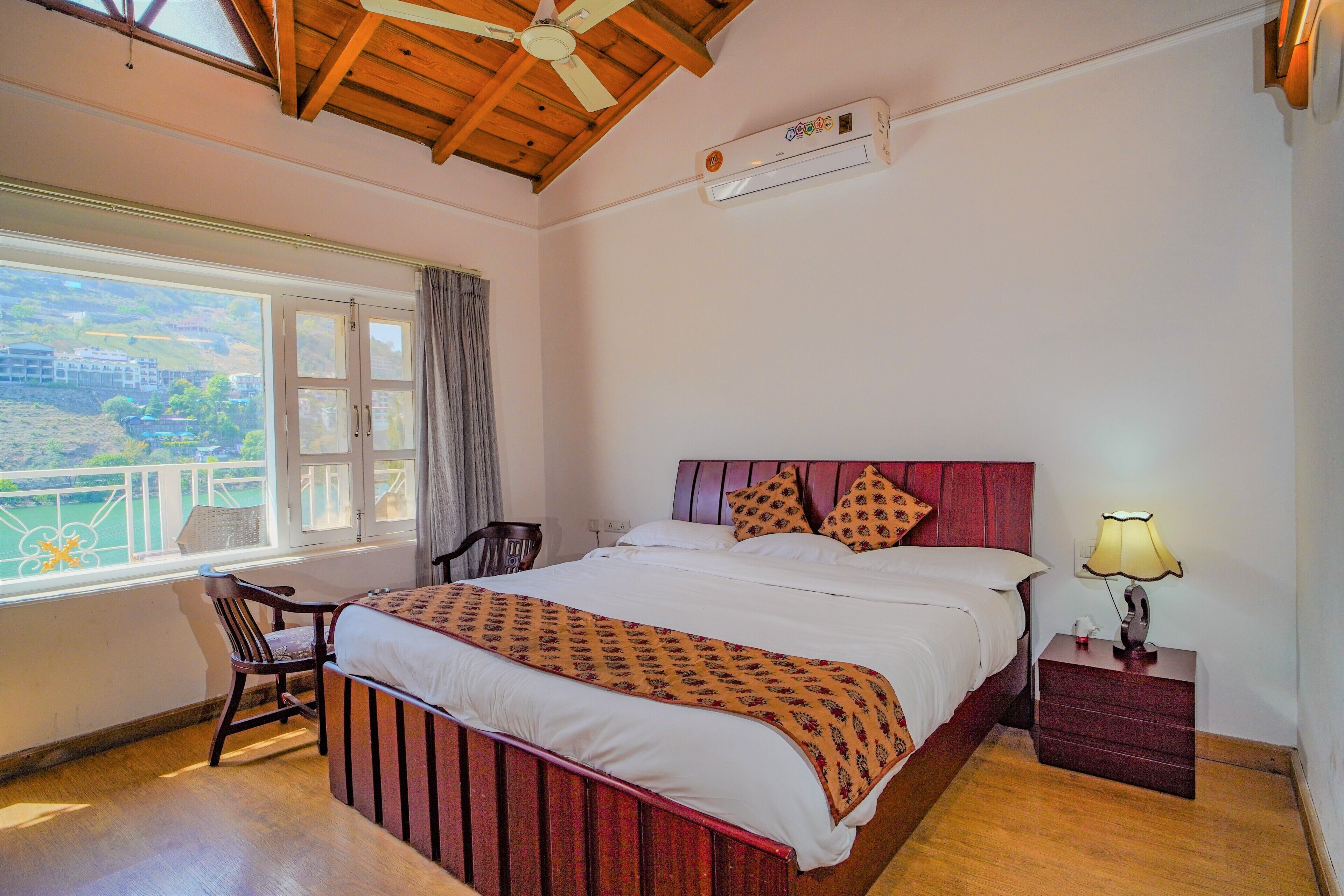 Lake View AC Superior Room with Balcony (Near Parking) | Roupas de cama premium, escrivaninha, ferros/tábuas de passar roupa