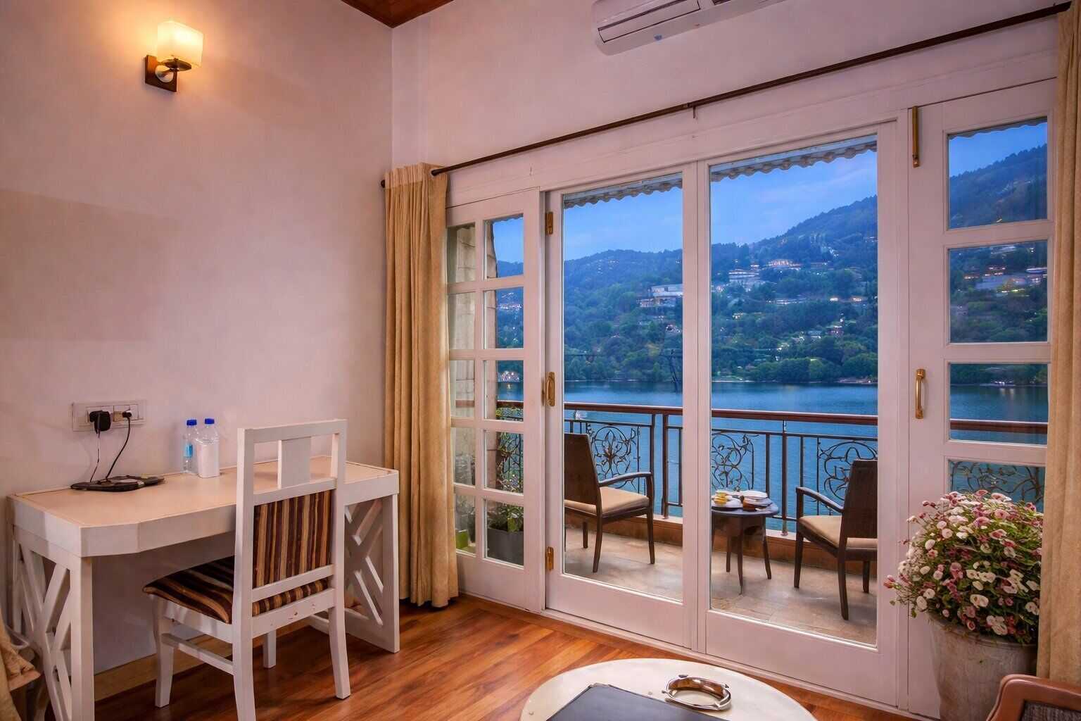 Premium bedding, desk, iron/ironing board, free WiFi