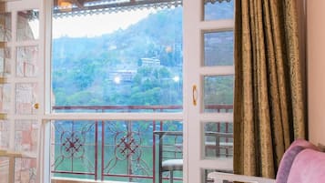 Lake Facing Non AC Deluxe Room on First Floor | Sengetøy av topp kvalitet, skrivebord og strykejern/-brett