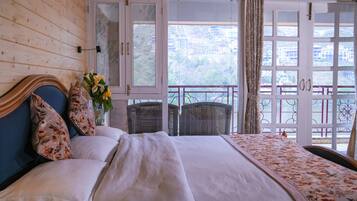 Lake Facing AC Suites on First Floor | Biancheria da letto di alta qualità, una scrivania, ferro/asse da stiro