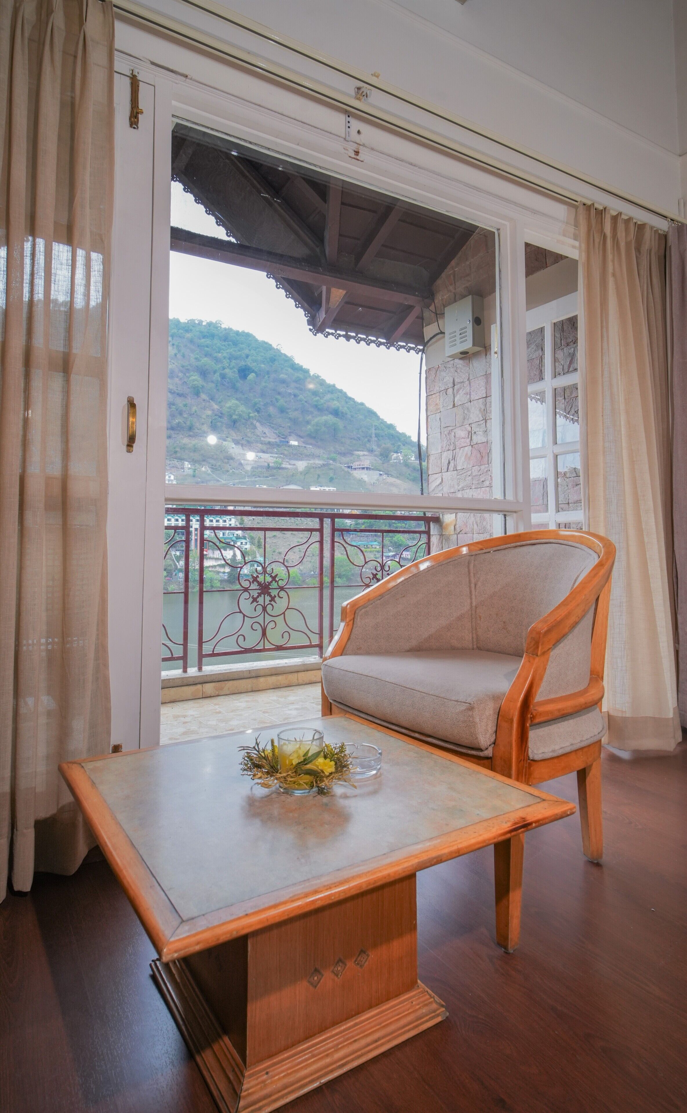 Lake Facing Non AC Deluxe Room on First Floor | Biancheria da letto di alta qualità, una scrivania, ferro/asse da stiro