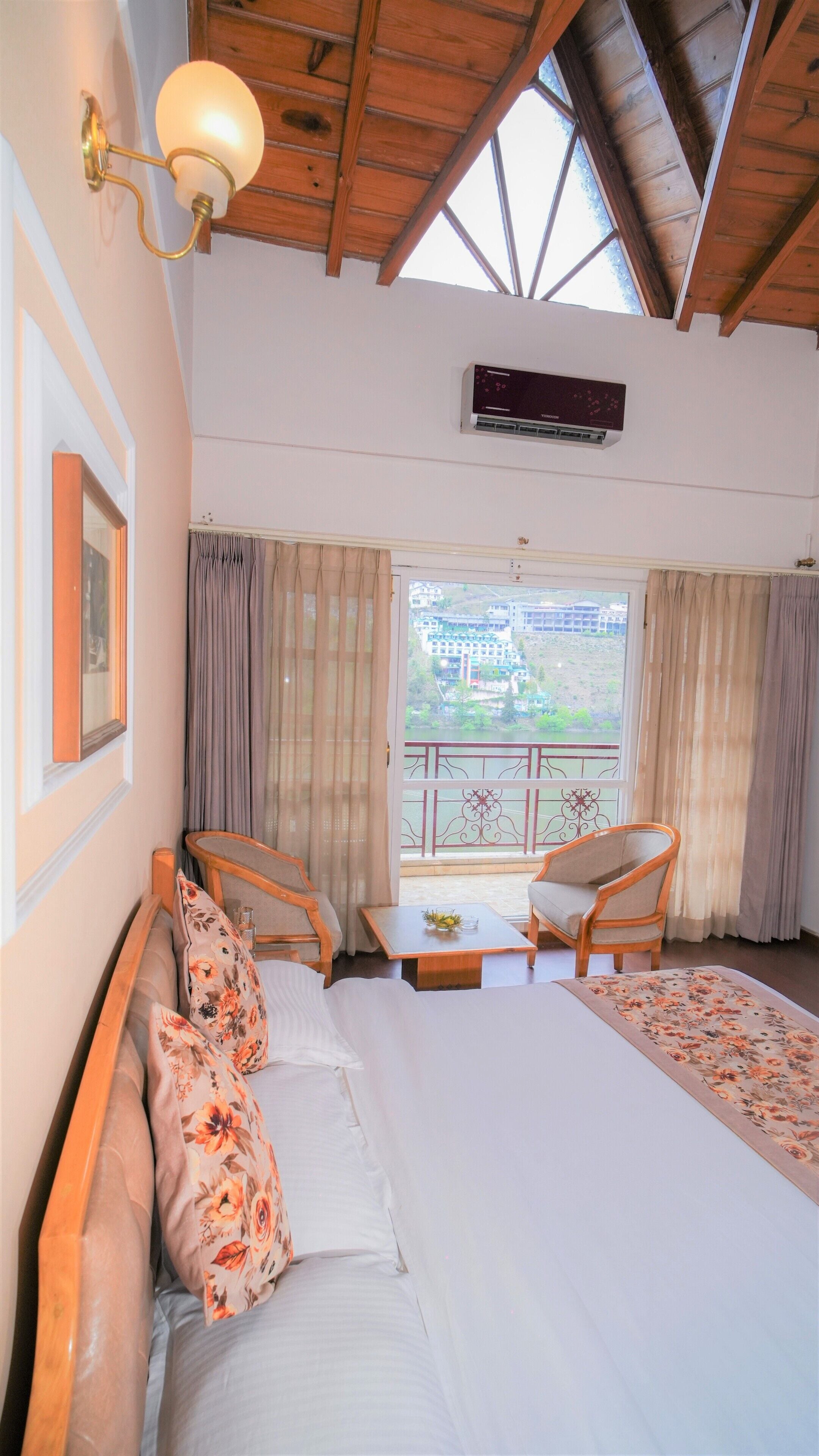 Lake Facing AC Super Deluxe Room  | Roupas de cama premium, escrivaninha, ferros/tábuas de passar roupa