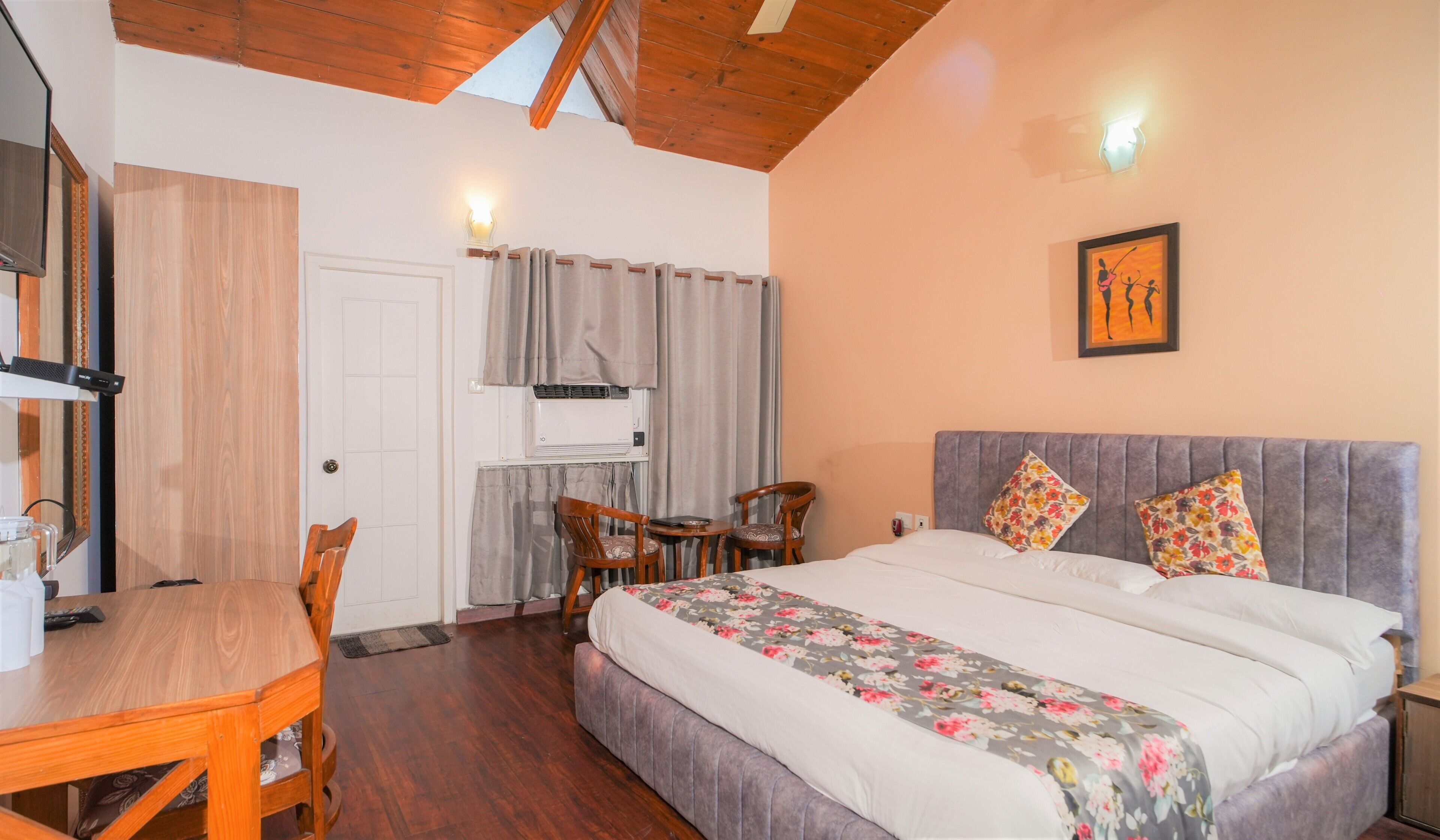 Deluxe No View Rooms | Roupas de cama premium, escrivaninha, ferros/tábuas de passar roupa