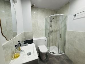 Quarto casal standard, suíte | Banheiro | Toalhas de banho