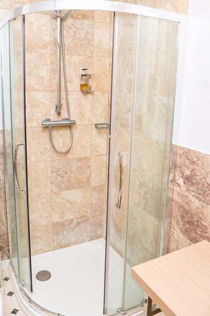 Quarto casal superior, suíte | Banheiro | Toalhas de banho 