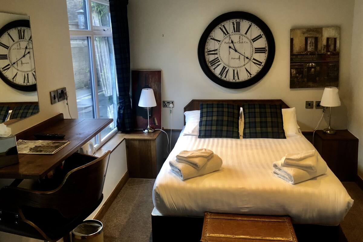 Kamar Basic, 1 Tempat Tidur Double, ensuite, gedung tambahan | Didekorasi berbeda-beda dan dilengkapi dengan perabotan berbeda-beda