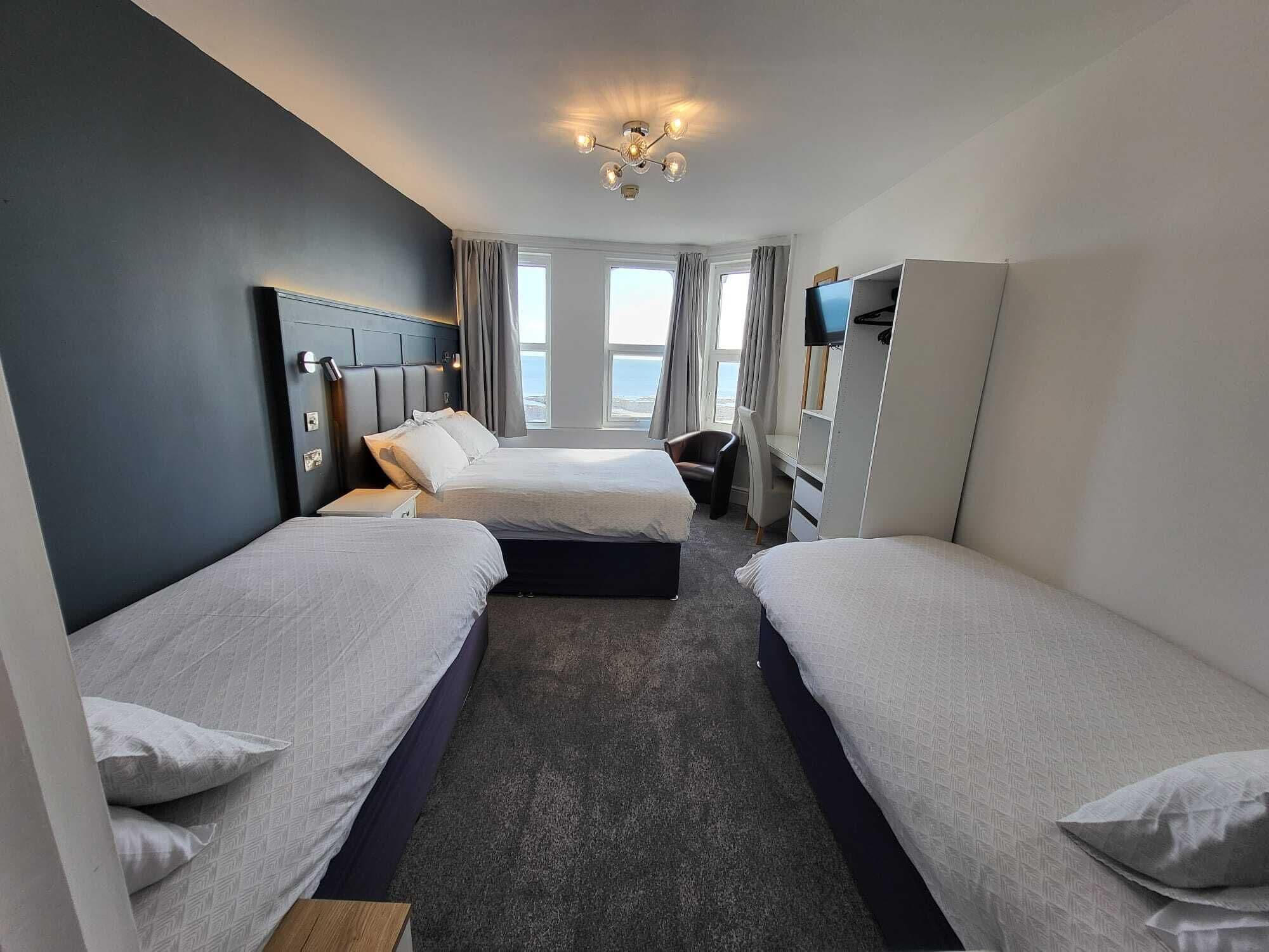 Chambre Familiale, vue mer | Fer et planche à repasser, Wi-Fi gratuit, draps fournis