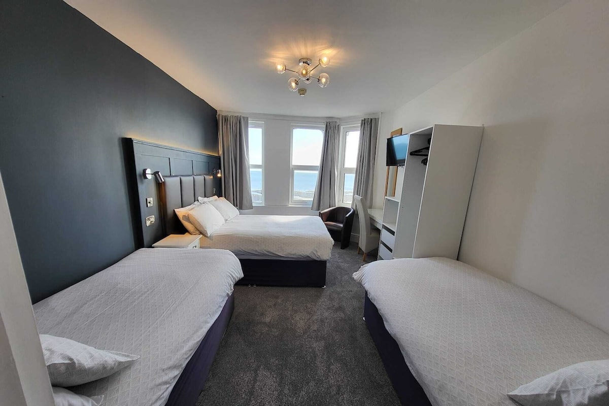 Chambre Familiale, vue mer | Fer et planche Ă repasser, Wi-Fi gratuit, draps fournis