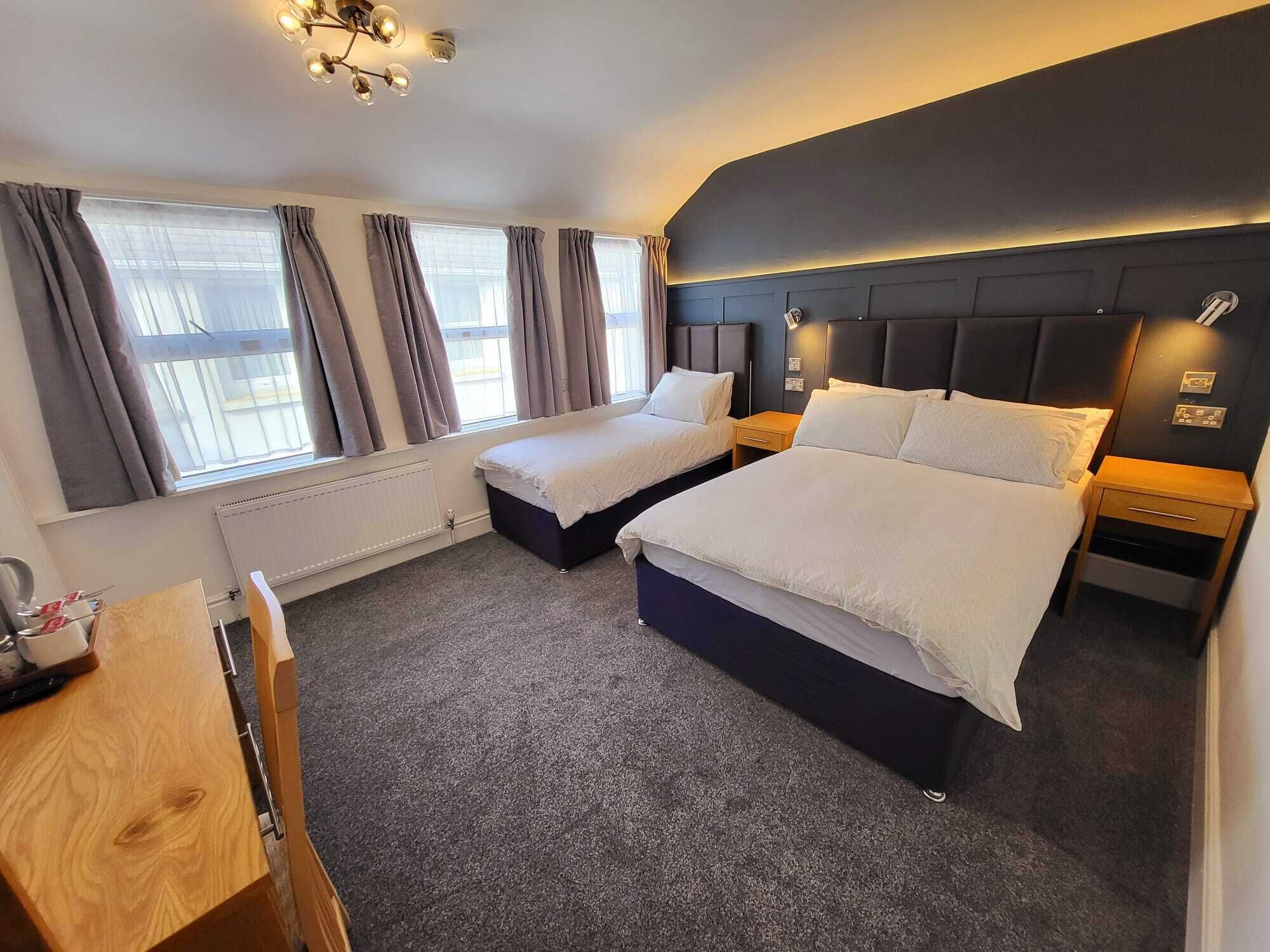 Triple Room | Iron/ironing board, free WiFi, bed sheets