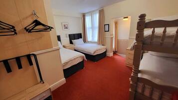 Vierpersoonskamer | Een strijkplank/strijkijzer, gratis wifi, beddengoed