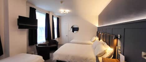 Chambre Familiale | Fer et planche Ă repasser, Wi-Fi gratuit, draps fournis