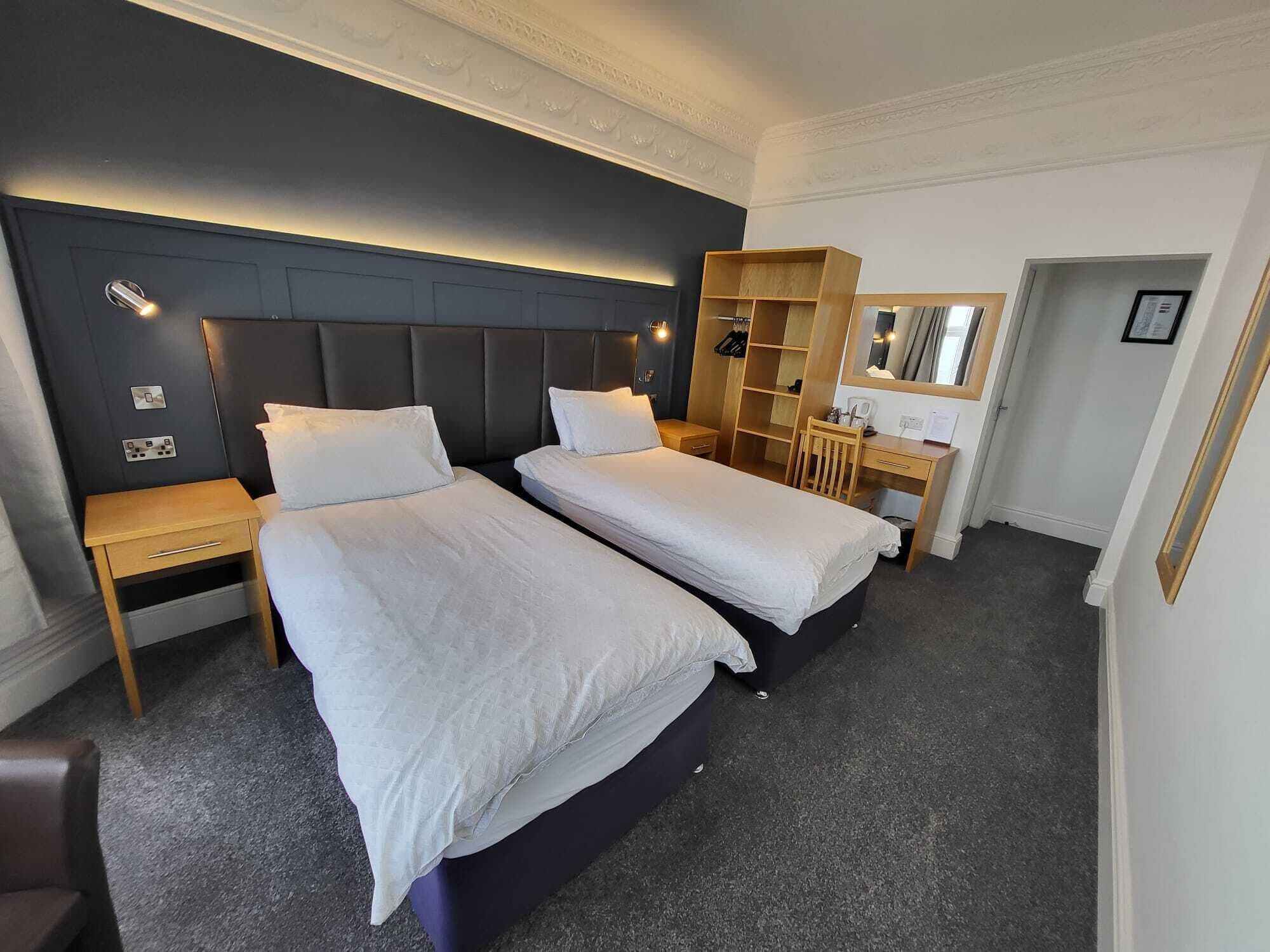 Chambre avec lits jumeaux, vue mer | Fer et planche à repasser, Wi-Fi gratuit, draps fournis