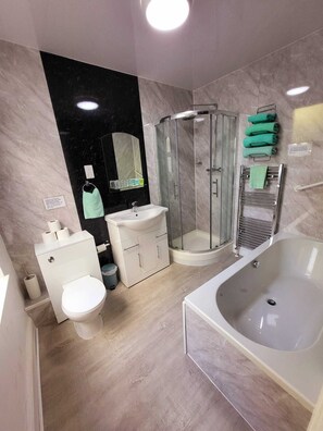 Family Room | Bathroom | Shower, towels - At Caledonia (Douglas)