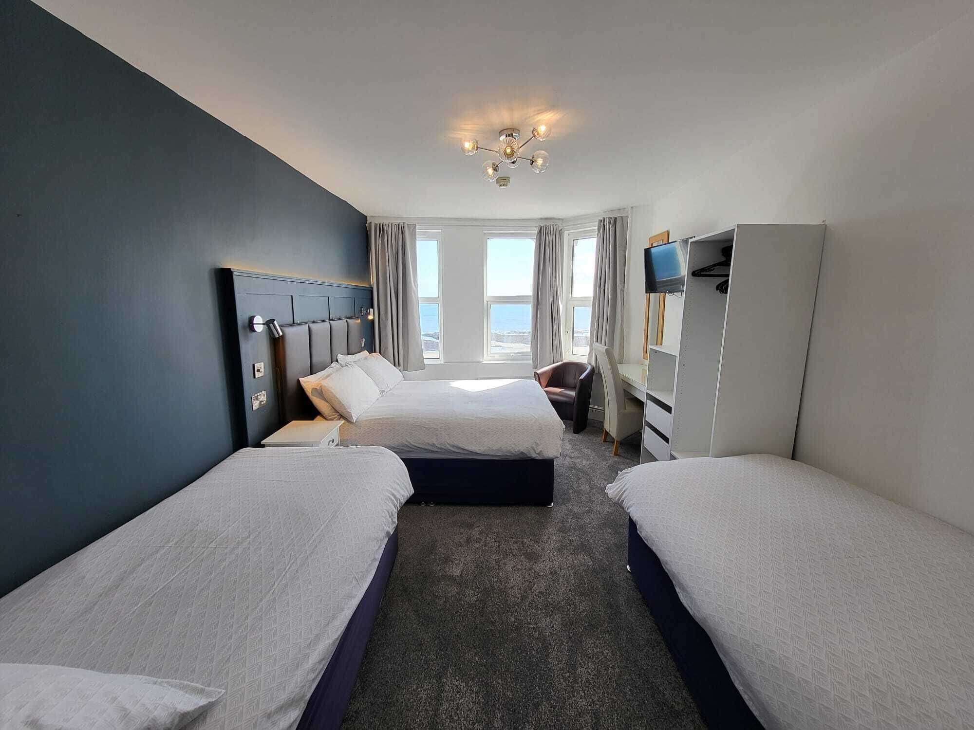 Chambre Familiale, vue mer | Fer et planche à repasser, Wi-Fi gratuit, draps fournis