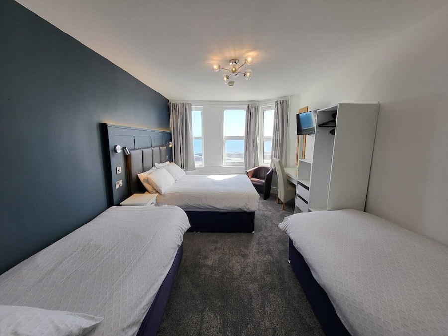 Habitación familiar, vistas al mar | Tabla de planchar con plancha, wifi gratis, ropa de cama