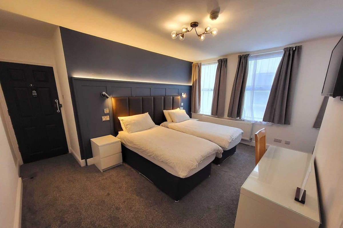 Chambre Standard avec lits jumeaux | Fer et planche Ă repasser, Wi-Fi gratuit, draps fournis