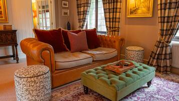 Suite | Hypo-allergenic bedding, desk, blackout drapes, free WiFi