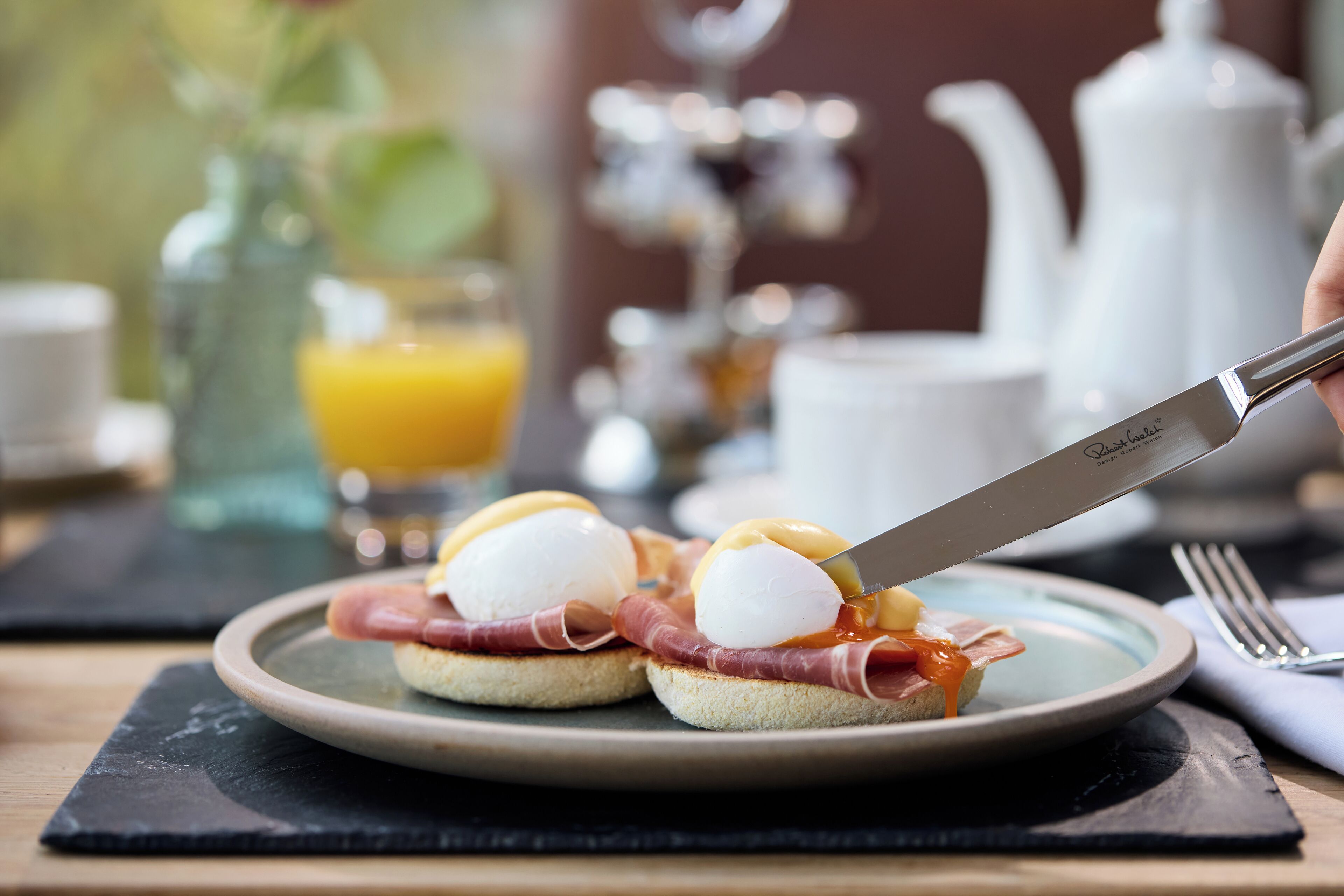Un plato de desayuno con huevos, jamón y tostadas.