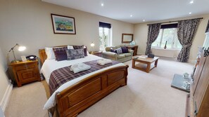 Dobbeltrom – junior, 1 kingsize-seng | Allergitestet sengetøy, skrivebord og blendingsgardiner