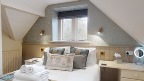 Ropa de cama hipoalergénica, escritorio y cortinas blackout 